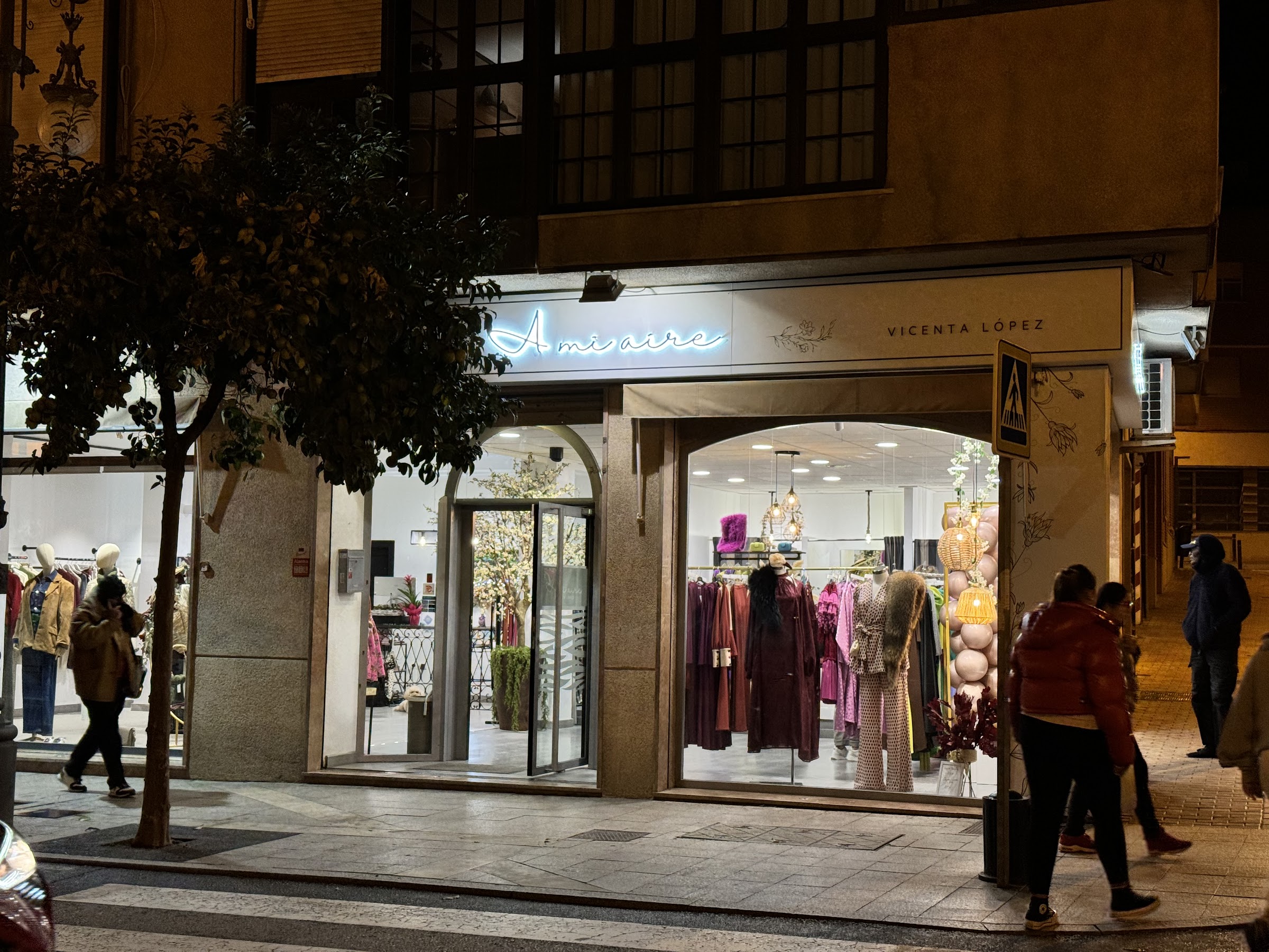 Escaparate iluminado de la boutique A mi aire de Vicenta López en Lorca