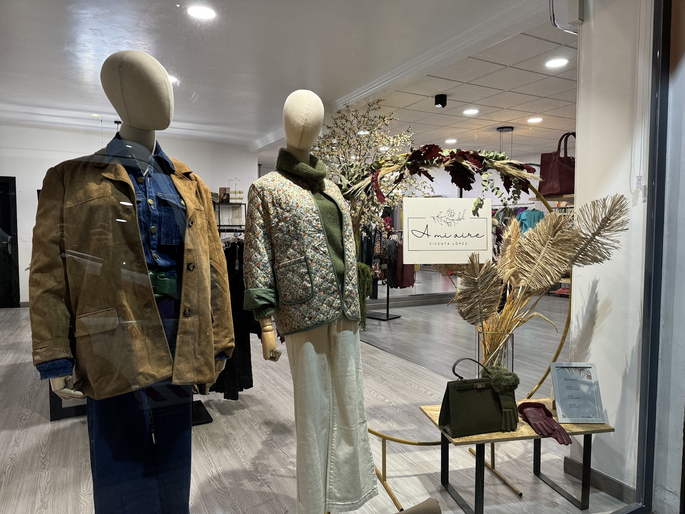 Interior de la boutique con prendas seleccionadas y el rótulo A mi aire