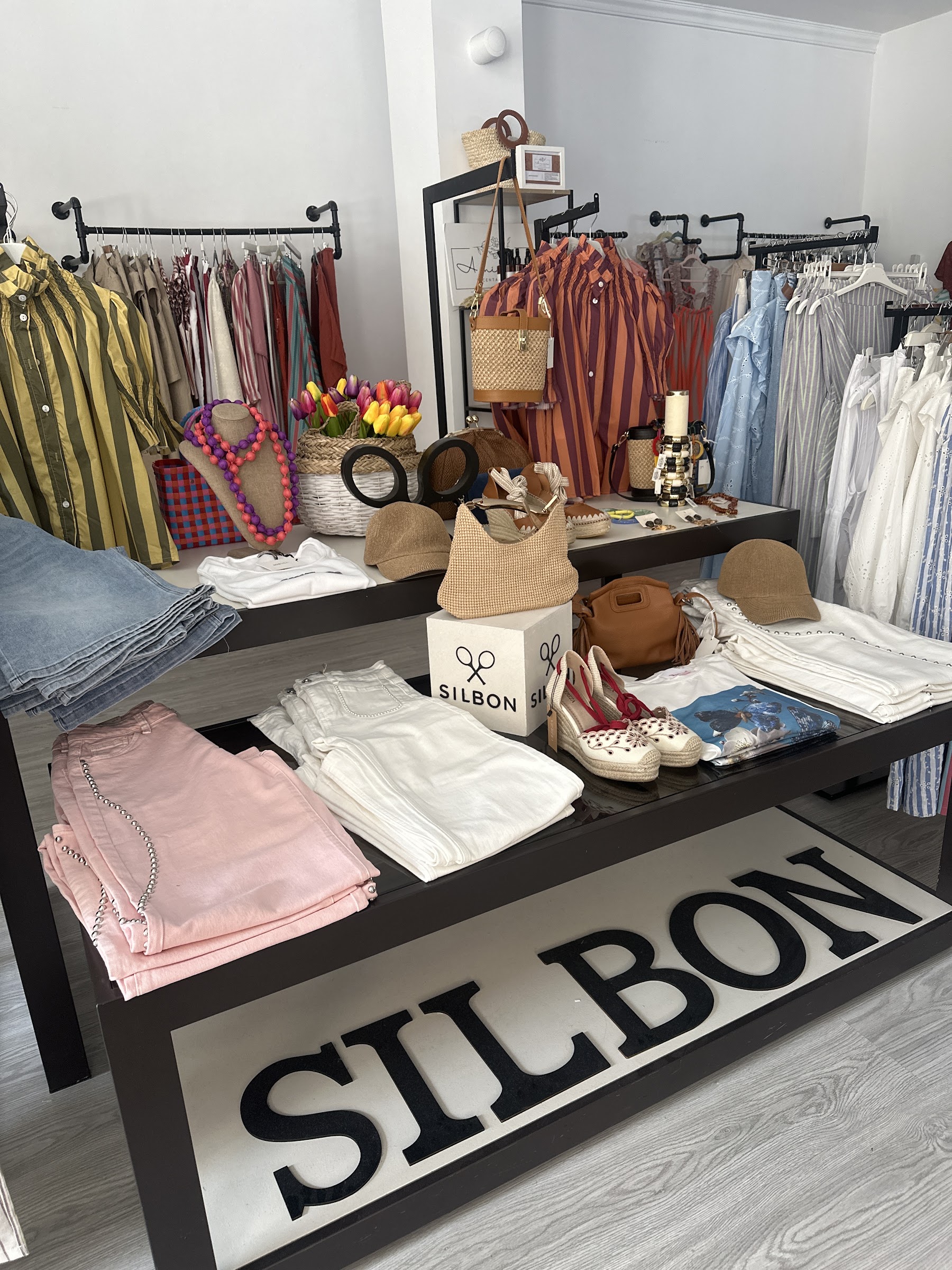 Mesa de novedades con prendas de la firma Silbon